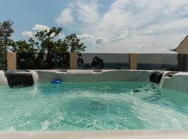 Stone house Dario with Finnish sauna and an outdoor hot tub，位于洛克瓦罗戈兹尼察的别墅