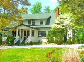 Oakland Cottage Bed and Breakfast，位于阿什维尔纪念体育馆附近的酒店