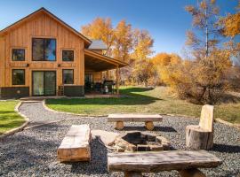 Riverfront Home with BBQ 2 Mi to Downtown Gunnison!，位于甘尼森的酒店