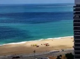 Beira mar Meireles a um passo do mar