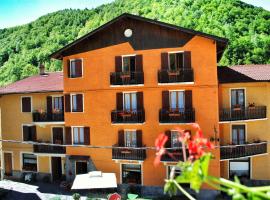 三金棒酒店及餐厅，位于Pradleves的酒店