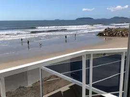 Lindo apartamento de frente para o mar