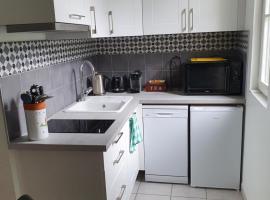 appartement cosy au calme et en centre ville，位于艾克斯莱班艾克斯莱班-勒勒瓦尔站附近的酒店