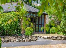 Charming Summerhouse Annexe in lush gardens in Fowey，位于福伊的酒店