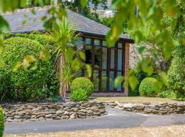 Luxury Summerhouse Annexe in lush gardens in Fowey，位于福伊的乡村别墅