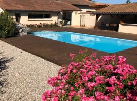 LA MADELEINE DE JAILLANS，位于Jaillans的带停车场的酒店