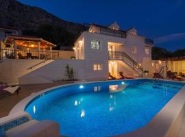 Luxury VILLA MAJA with whirlpool, heated pool, gym, sauna, panoramic sea views，位于耶塞尼采的酒店