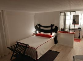 SAKURA，位于Fontaine-le-Comte的带泳池的酒店