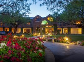 本塔纳峡谷山林小屋，位于土桑亚利桑那州高尔夫俱乐部附近的酒店