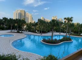 Ocean View Luxurious Condo-BEST location + balcony，位于德斯坦的度假村