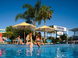 The Cubana Ballina，位于巴利纳的带泳池的酒店