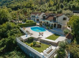 Villa Me Gusto with Sea View pool and jacuzzi，位于科托尔的乡村别墅