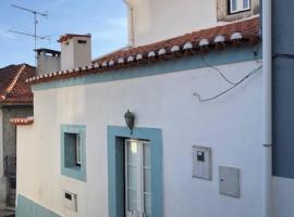 Typical small house near Lisbon，位于奥埃拉斯里斯本国家体育场附近的酒店