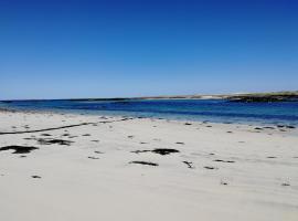 The Fisherman's Snug North Uist，位于Paible的带停车场的酒店