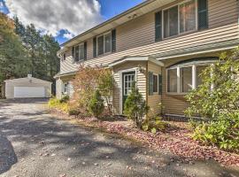 Spacious Apt with Yard 3 Mi to Windham Mountain，位于温德姆的酒店