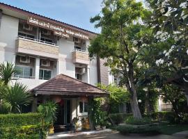 The Aree Grand Apartment，位于Ban Khok Kruat的酒店