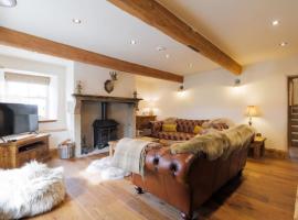 5 Star Cottage on the Green with Log Burner - Dog Friendly，位于Austwick的带停车场的酒店