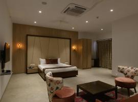 The Regal Banquets & Rooms，位于Valsad的酒店