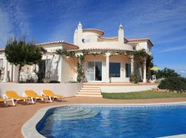 Villa with beautiful see views & spacious garden，位于费拉古多的度假屋
