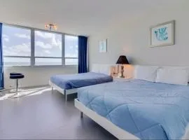 Oceanview studio on beach with pool, gym, bars, and FREE Parking