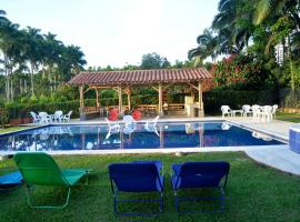 Alojamiento rural el Refugio en santagueda，位于Santagueda的带泳池的酒店