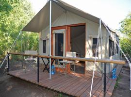 野生橄榄树帐篷营地，位于曼耶雷蒂野生动物园的豪华帐篷