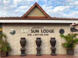 Bay Sun Lodge，位于理查兹湾因夸兹木板路购物中心附近的酒店
