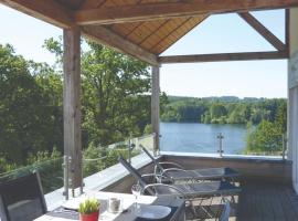 Luxury apartment with sauna over a lake，位于罗伯特维尔的度假短租房