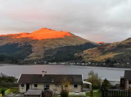 2 CV at Lochgoilhead with Swedish Hot Tub，位于洛赫戈伊尔黑德的酒店