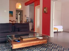 New Modern Apartment - Athens Seaside - 3 Bedrooms，位于雅典的酒店