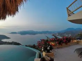 Casa Rumi - Stunning Views of Zihua Bay in Exclusive Cerro del Vigia