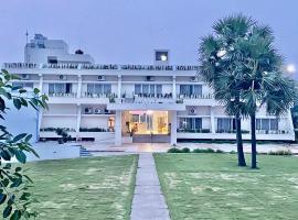 Riviera Beach Resort，位于Chīrāla的酒店