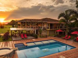 Cerca al Paque del Cafe y Panaca Cabañas SPA Paraiso Verde，位于金巴亚的酒店