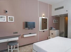 英德拉普拉萨酒店，位于帕拉克卡德的酒店