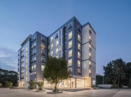 Tree Tara hotel，位于南邦的带停车场的酒店