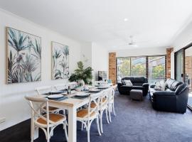 Bay Parklands, 68 2 Gowrie Ave - Fully ducted aircon, wifi, pool, tennis court, communal spa，位于浅滩湾的酒店