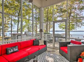 Lakefront Paradise with Fire Pit - Dogs Welcome!，位于Chappells的酒店