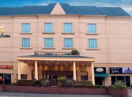 Savoy Suites Noida，位于诺伊达的酒店