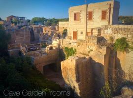 Cave Garden rooms，位于法维尼亚纳的带停车场的酒店