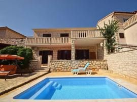 Holiday Apartement Marija Supetar with private pool，位于苏佩塔尔的别墅