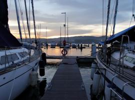 PUERTO VELERO MARINA & HOTEL，位于Arjona的酒店