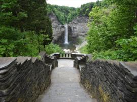 Inn at Taughannock Falls，位于伊萨卡的酒店