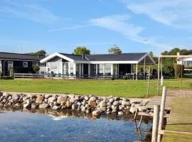 Eksklusiv sommerhus beliggende i vandkanten