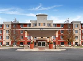 Holiday Inn Express and Suites St. Cloud by IHG，位于圣克劳德的酒店