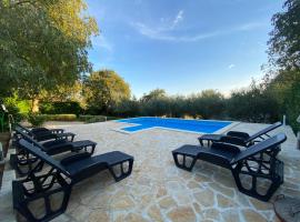 Stone Holiday Homes Stankovci with pool and Mediterranean gardens，位于Stankovci的酒店