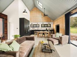 3BlackSHEDS，位于Whitfield的酒店