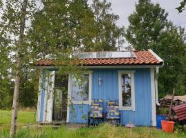 Gäststuga i vacker natur, bastu, bubbelpool sommartid och gratis parkering, guesthouse with nice view with sauna and free parking close to Dalsjöfors and fishing，位于布罗斯的酒店