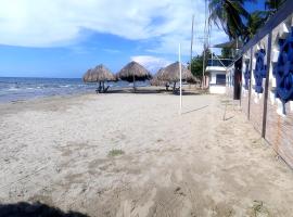 Playa Esmeral，位于科韦尼亚斯的酒店