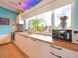 Happy Place - Casuta Albastra