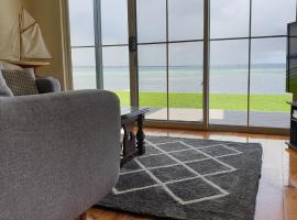 Blue Seas - Beach Front Living，位于Tumby Bay的酒店